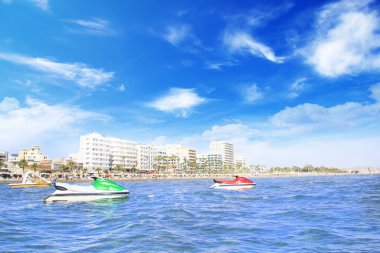 Ana caddenin Kıbrıs'ta Larnaka ve Finikoudes Beach güzel manzara