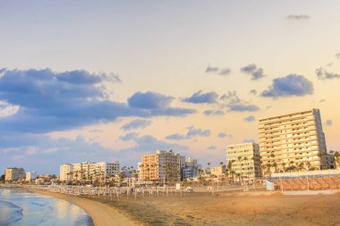 Ana caddenin Kıbrıs'ta Larnaka ve Finikoudes Beach güzel manzara