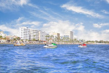Ana caddenin Kıbrıs'ta Larnaka ve Finikoudes Beach güzel manzara