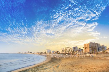 Ana caddenin Kıbrıs'ta Larnaka ve Finikoudes Beach güzel manzara