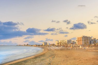 Ana caddenin Kıbrıs'ta Larnaka ve Finikoudes Beach güzel manzara