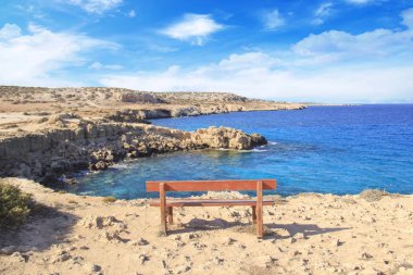 Güzel manzara denize yalnız bir tezgah