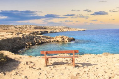 Güzel manzara denize yalnız bir tezgah