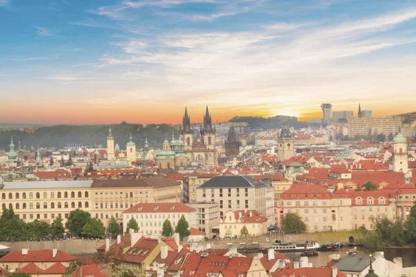 Eski şehir meydanının güzel manzarası, Tyn Kilisesi ve Çek Cumhuriyeti Prag 'daki St. Vitus Katedrali