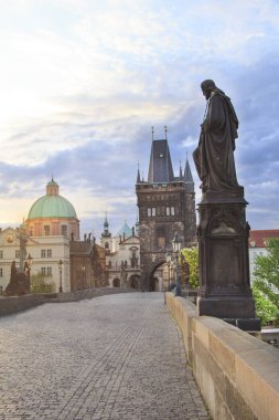 Çek Cumhuriyeti Prag 'da şafak vakti Eski Charles Köprüsü' nün güzel manzarası