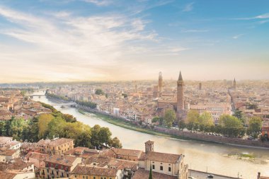 Güzel manzara, Verona ve Lamberti kule üzerinde Verona, İtalya Adige Nehri Panoraması