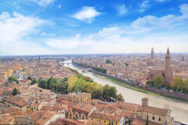 Güzel manzara, Verona ve Lamberti kule üzerinde Verona, İtalya Adige Nehri Panoraması