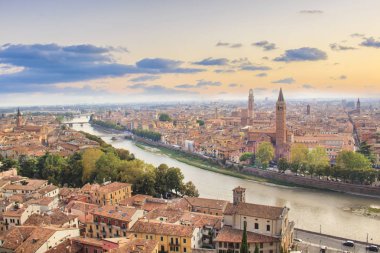Güzel manzara, Verona ve Lamberti kule üzerinde Verona, İtalya Adige Nehri Panoraması