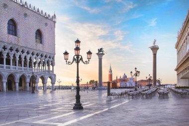 Venedik, İtalya 'da bulunan Piazza San Marco' daki Doge Sarayı ve St. Mark 'ın güzel manzarası.