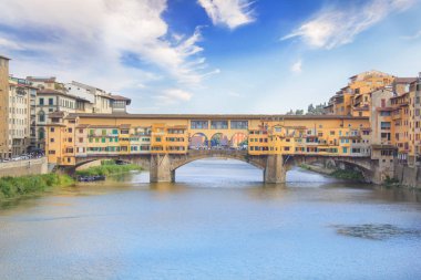 İtalya, Floransa 'daki Arno Nehri üzerindeki Ponte Vecchio köprüsünün güzel manzarası.