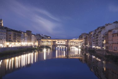 İtalya, Floransa 'daki Arno Nehri üzerindeki Ponte Vecchio köprüsünün güzel manzarası.