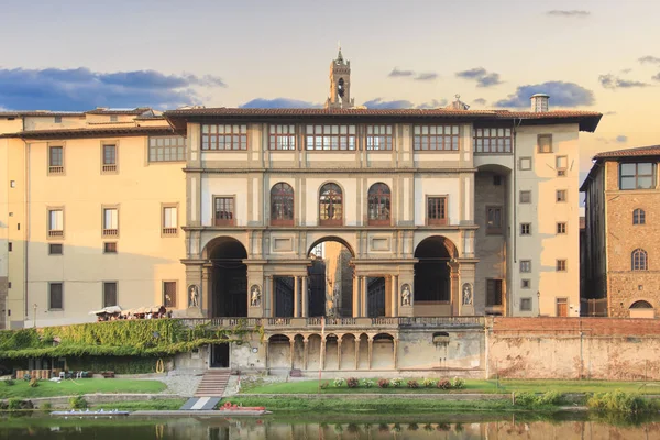 Gyönyörű Kilátás Nyílik Uffizi Galériára Arno Folyó Partján Firenzében Olaszországban — Stock Fotó