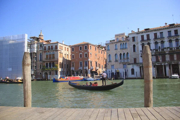 Venise Août Gondolier Conduit Une Télécabine Avec Des Touristes Bord — Photo
