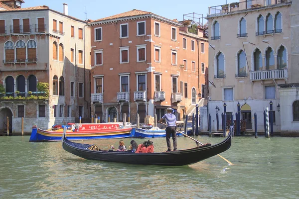 Venise Août Gondolier Conduit Une Télécabine Avec Des Touristes Bord — Photo