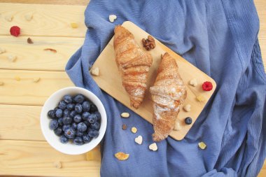 Besleyici sağlıklı kahvaltı croissants ve çilek