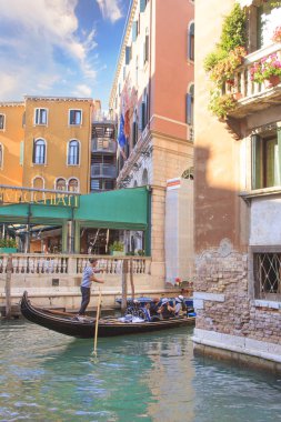Venedik - 27 Ağustos: Şair sürücüler bir gondol Venedik, İtalya için 27 Ağustos 2018 üzerinde büyük kanal üzerinde kurulu turist