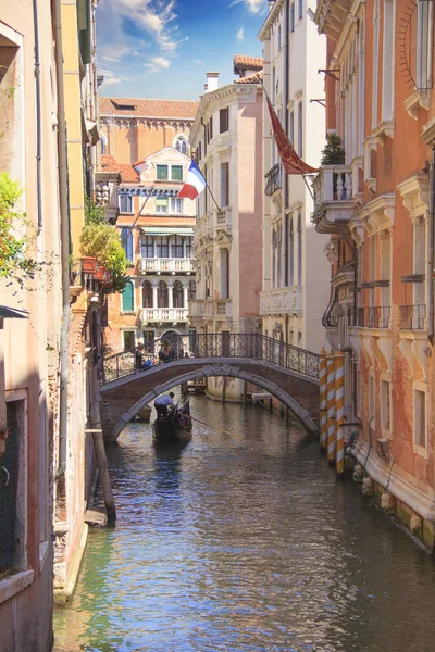 Venecia Agosto Gondolier Conduce Una Góndola Con Turistas Bordo Gran — Foto de Stock