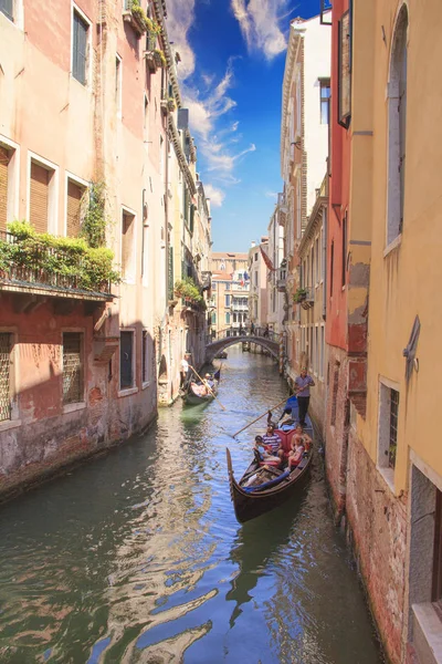 Venecia Agosto Gondolier Conduce Una Góndola Con Turistas Bordo Gran — Foto de Stock