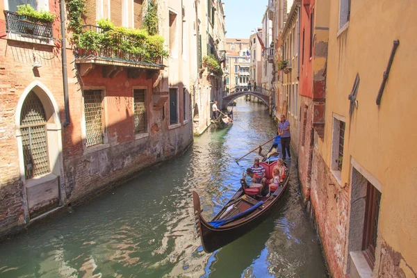 Venecia Agosto Gondolier Conduce Una Góndola Con Turistas Bordo Gran — Foto de Stock