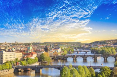 Güzel manzara Charles Köprüsü, eski şehir ve eski şehir Kulesi Charles Köprüsü, Çek Cumhuriyeti