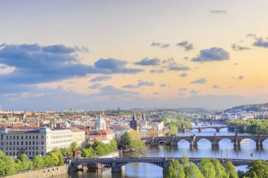 Güzel manzara Charles Köprüsü, eski şehir ve eski şehir Kulesi Charles Köprüsü, Çek Cumhuriyeti
