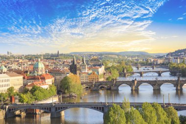 Güzel manzara Charles Köprüsü, eski şehir ve eski şehir Kulesi Charles Köprüsü, Çek Cumhuriyeti