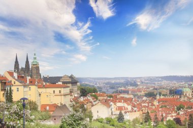 Çek Cumhuriyeti Prag 'daki St. Vitus Katedrali, Prag Şatosu ve Mala Strana' nın güzel manzarası