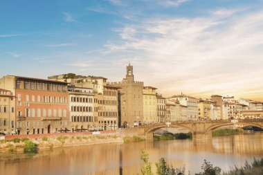 İtalya, Floransa 'daki Arno Nehri üzerindeki Ponte Vecchio köprüsünün güzel manzarası.