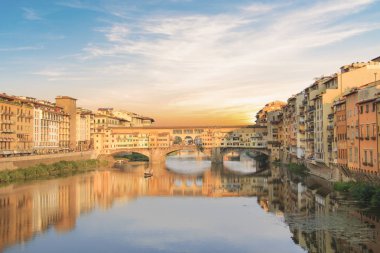 İtalya, Floransa 'daki Arno Nehri üzerindeki Ponte Vecchio köprüsünün güzel manzarası.