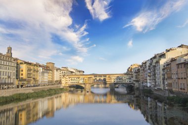 İtalya, Floransa 'daki Arno Nehri üzerindeki Ponte Vecchio köprüsünün güzel manzarası.
