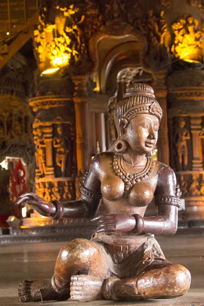 Prachtig Uitzicht Van Boeddhistische Beeldhouwkunst Buurt Van Tempel Van Waarheid — Stockfoto