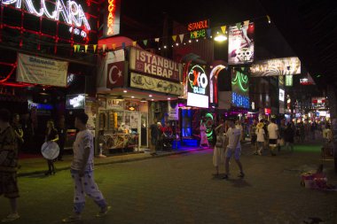 Pattaya - 27 Kasım: İnsanlar ünlü yürüyüş sokak üzerinde 27 Kasım 2018 Pattaya, Tayland