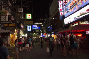 Pattaya - 27 Kasım: İnsanlar ünlü yürüyüş sokak üzerinde 27 Kasım 2018 Pattaya, Tayland