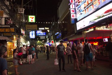 Pattaya - 27 Kasım: İnsanlar ünlü yürüyüş sokak üzerinde 27 Kasım 2018 Pattaya, Tayland