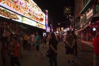 Pattaya - 27 Kasım: İnsanlar ünlü yürüyüş sokak üzerinde 27 Kasım 2018 Pattaya, Tayland