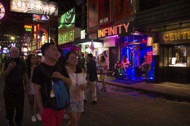 Pattaya - 27 Kasım: İnsanlar ünlü yürüyüş sokak üzerinde 27 Kasım 2018 Pattaya, Tayland