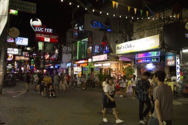 Pattaya - 27 Kasım: İnsanlar ünlü yürüyüş sokak üzerinde 27 Kasım 2018 Pattaya, Tayland