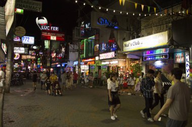 Pattaya - 27 Kasım: İnsanlar ünlü yürüyüş sokak üzerinde 27 Kasım 2018 Pattaya, Tayland