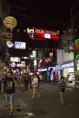 Pattaya - 27 Kasım: İnsanlar ünlü yürüyüş sokak üzerinde 27 Kasım 2018 Pattaya, Tayland