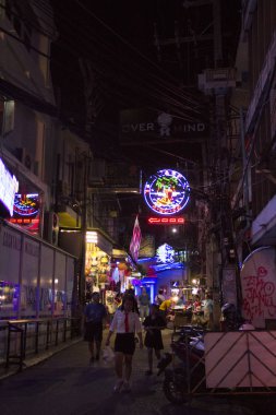 Pattaya - 27 Kasım: İnsanlar ünlü yürüyüş sokak üzerinde 27 Kasım 2018 Pattaya, Tayland