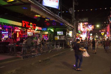 Pattaya - 27 Kasım: İnsanlar ünlü yürüyüş sokak üzerinde 27 Kasım 2018 Pattaya, Tayland