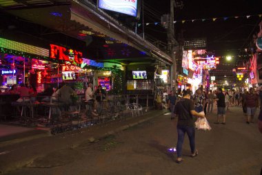 Pattaya - 27 Kasım: İnsanlar ünlü yürüyüş sokak üzerinde 27 Kasım 2018 Pattaya, Tayland