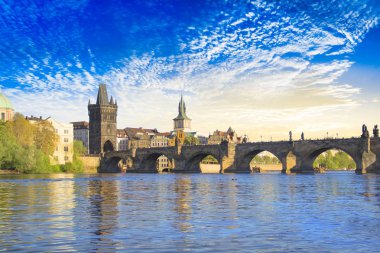 Güzel manzara Charles Köprüsü, eski şehir ve eski şehir Kulesi Charles Köprüsü, Çek Cumhuriyeti
