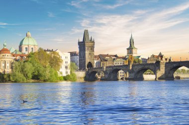 Güzel manzara Charles Köprüsü, eski şehir ve eski şehir Kulesi Charles Köprüsü, Çek Cumhuriyeti