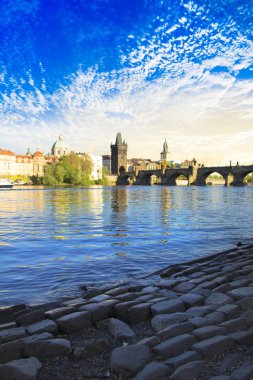Güzel manzara Charles Köprüsü, eski şehir ve eski şehir Kulesi Charles Köprüsü, Çek Cumhuriyeti