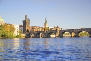 Güzel manzara Charles Köprüsü, eski şehir ve eski şehir Kulesi Charles Köprüsü, Çek Cumhuriyeti