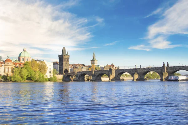 Güzel manzara Charles Köprüsü, eski şehir ve eski şehir Kulesi Charles Köprüsü, Çek Cumhuriyeti