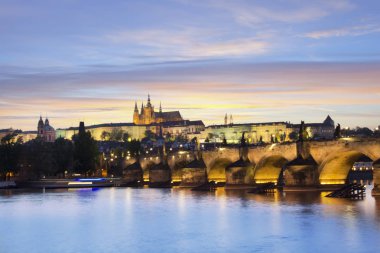 Prag, Çek Cumhuriyeti için Vltava kıyısındaki St. Vitus Katedrali, Charles Köprüsü ve Mala Strana güzel manzara