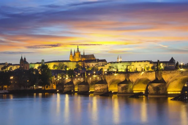 Prag Çek Cumhuriyeti Için Vltava Kıyısındaki Vitus Katedrali Charles Köprüsü — Stok fotoğraf