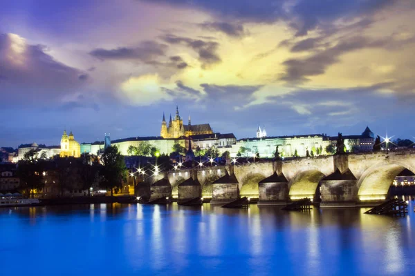 Smuk Udsigt Vitus Katedral Karlsbroen Mala Strana Bredden Vltava Prag - Stock-foto